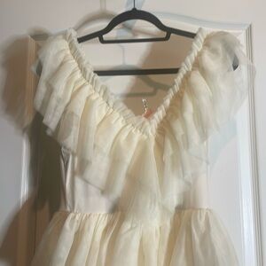 ⚡️NWT ENTRO Cream flouncy toile dress, multi layer, V neck, P2P 18 midi mediuma